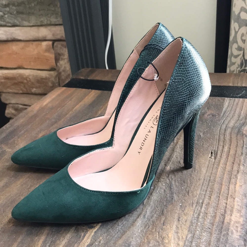 Women’s Chinese laundry green suede and crocodile high heel pumps size 9